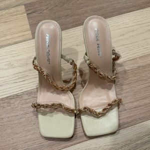 Public desire size 8 gold chain heel